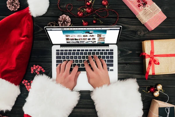 Santa claus online winkelen — Stockfoto