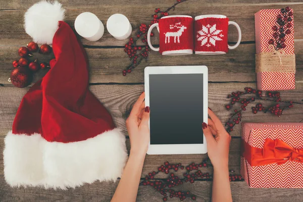 Handen met tablet op Kerstmis — Stockfoto