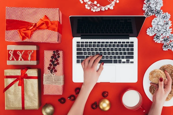 Kerstcadeaus en laptop — Stockfoto