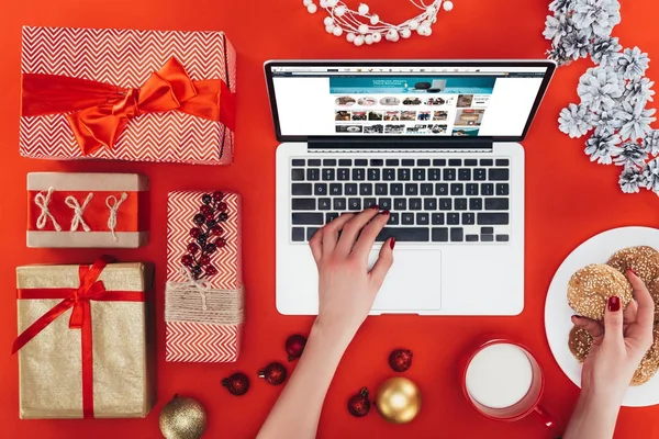 Laptop and christmas gifts — Stock Photo, Image