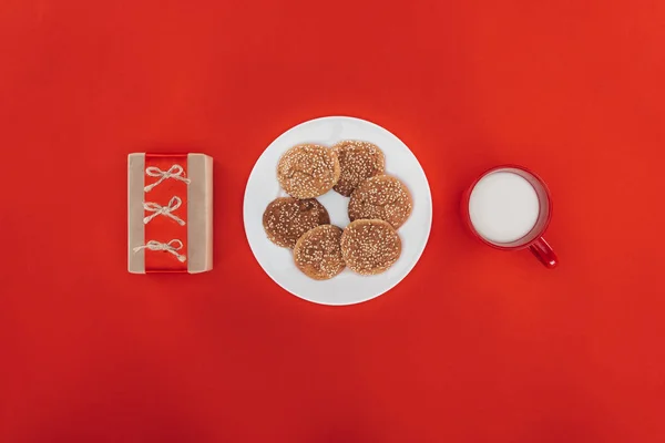 Présent, biscuits à l'avoine et lait — Photo