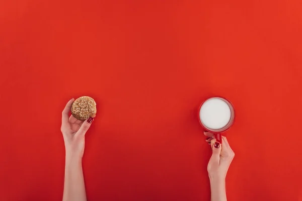 Hands with oatmeal cookie and milk — Stock Photo, Image