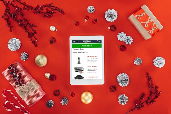 Tableta digital con sitio web de Amazon en Navidad — Foto de Stock
