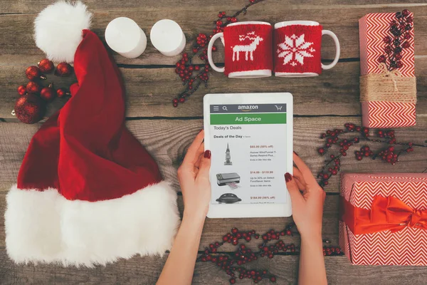 Tableta con Amazon en Navidad Imagen de stock