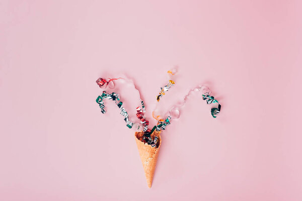 Конфетти, выливающиеся из конуса
