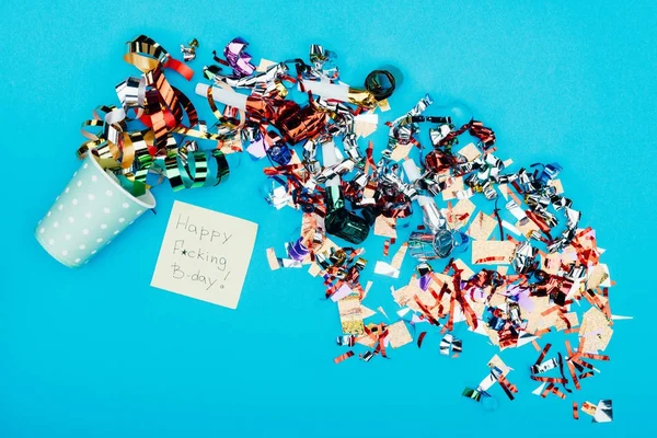 Confetti gieten van papier beker — Stockfoto