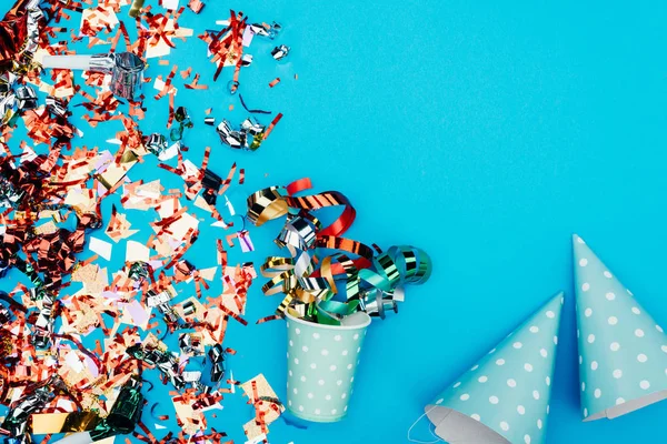 Confete com copo de papel e chapéus de festa — Fotografia de Stock