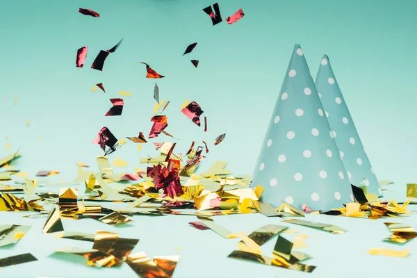 Falling confetti with party hats — Stock Photo, Image