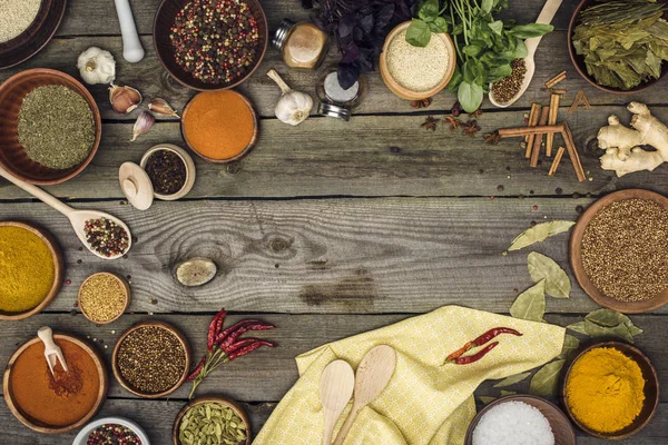 Yemek pişirmek için baharat ile tablo — Stok fotoğraf