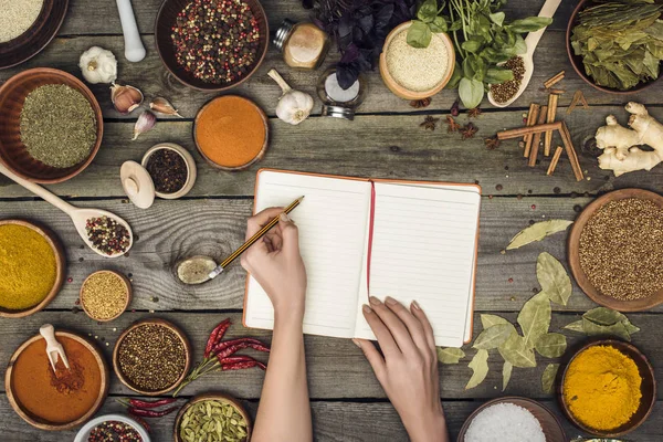 Frau schreibt Rezept auf — Stockfoto