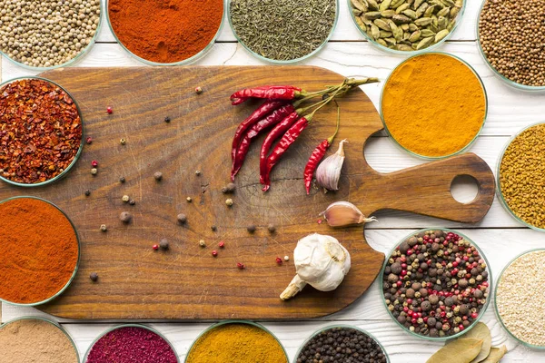 Träskiva och färgstarka kryddor — Stockfoto
