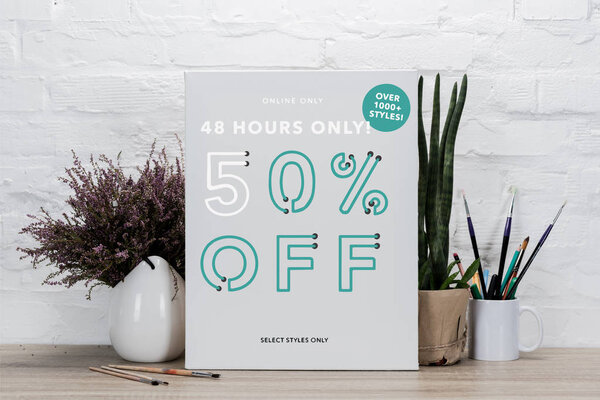 пустой мольберт на столе
