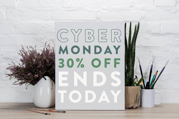 пустой мольберт на столе
