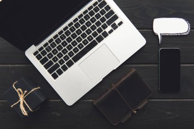 laptop ve smartphone ile konuşma balonu