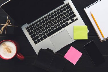 dizüstü bilgisayar, akıllı telefon ve yapışkan notlar