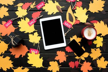 Dijital tablet ve satış etiketleri ile smartphone 