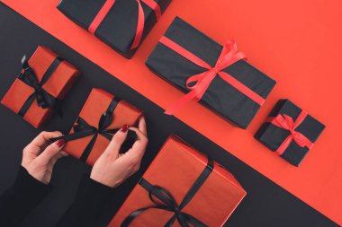 hediyeleri tutan kadın