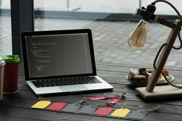 Ordinateur portable avec code HTML — Photo