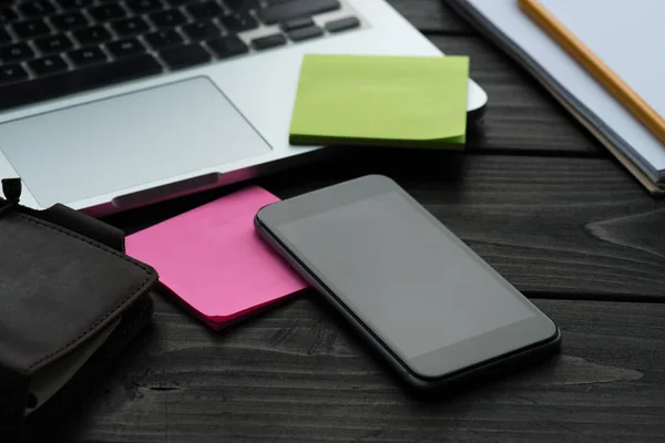 Smartphone, sticky notes og laptop – Gratis stock-foto