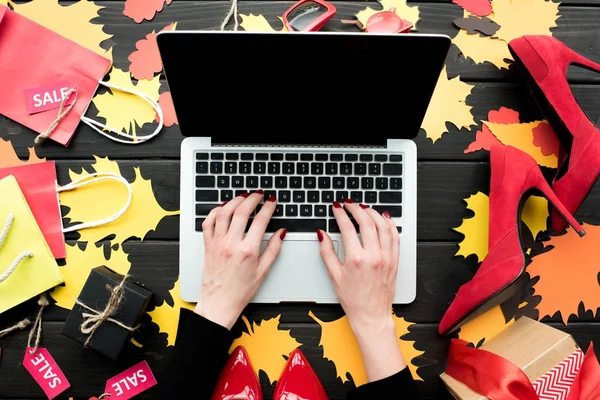 Mulher com laptop e etiquetas de venda — Fotografia de Stock