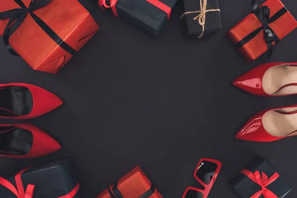 Kırmızı topuklu ve hediyeler — Stok fotoğraf