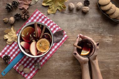 mulled şarap tutan kadın