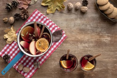 su kepçe ile mulled şarap 
