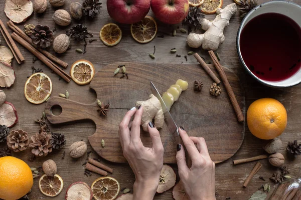 Woman cutting ginger — Stock Photo, Image