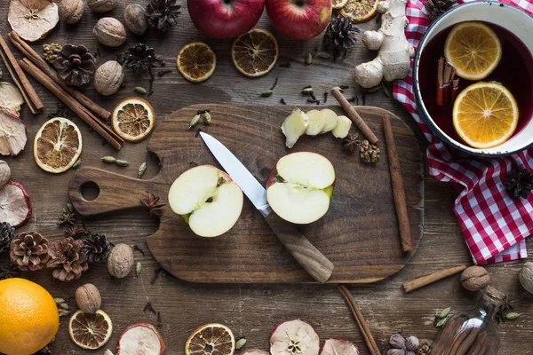 Manzana cortada y cuchillo sobre tabla de madera — Foto de Stock