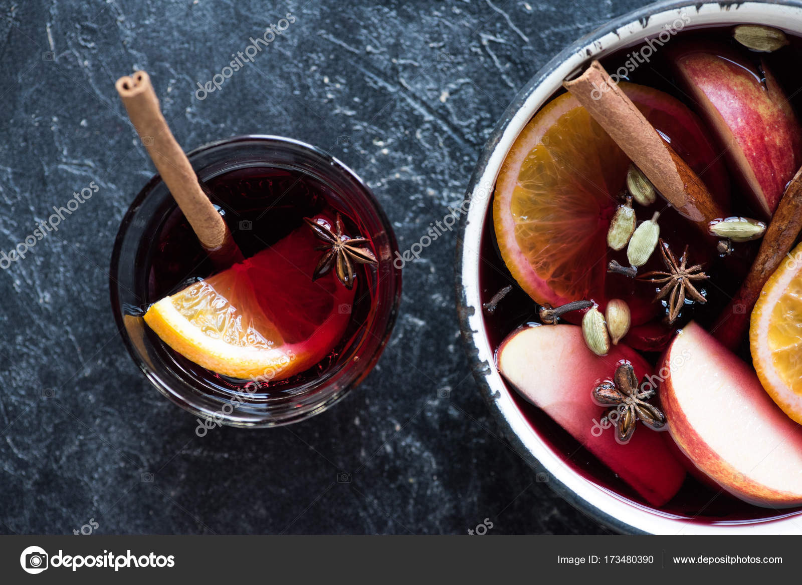 Чаша и стакан с глинтвейном и фруктами стоковая