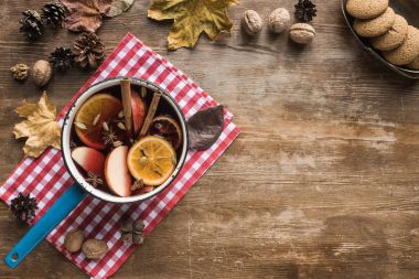 su kepçe ile mulled şarap 
