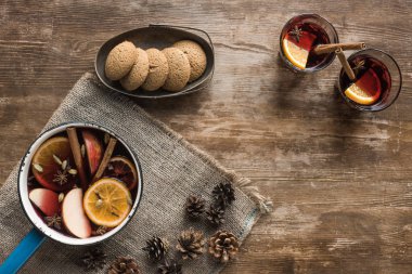 su kepçe ile mulled şarap 