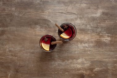 Gözlük mulled şarap ile