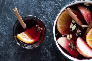 kase ve mulled şarap ve meyve ile cam
