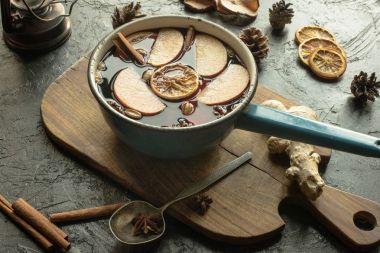 su kepçe ile ev yapımı mulled şarap