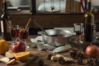 Ev yapımı mulled şarap ile çelik tencere