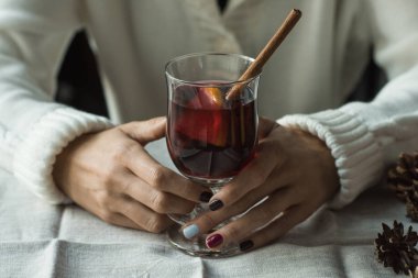 kadın mulled şarap ile  