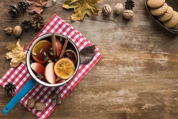 Wasserschöpfer mit Glühwein — Stockfoto