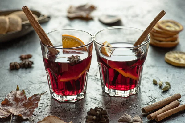 Glasses of mulled wine with cinnamon sticks — Stock Photo, Image