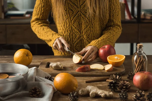 Femme coupe des pommes — Photo