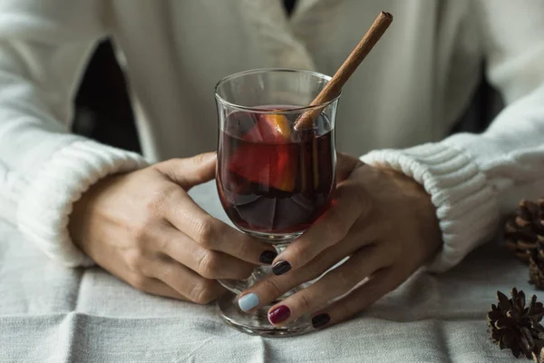 Frau mit Glühwein — Stockfoto