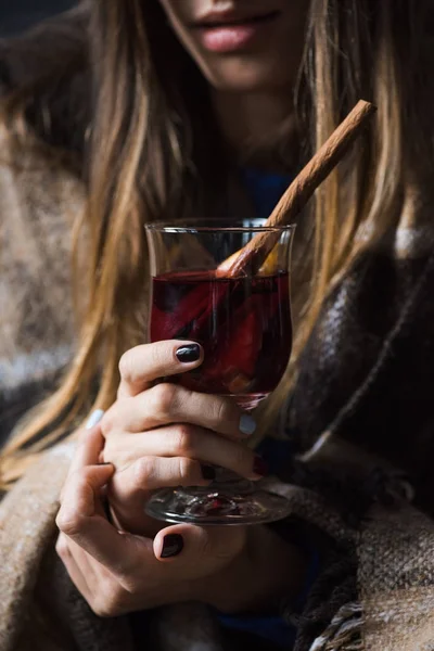 Ragazza che tiene un bicchiere di vin brulè — Foto Stock