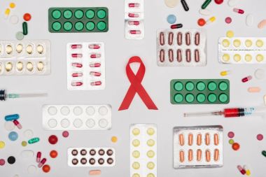AIDS kurdele hapları ve şırınga ile