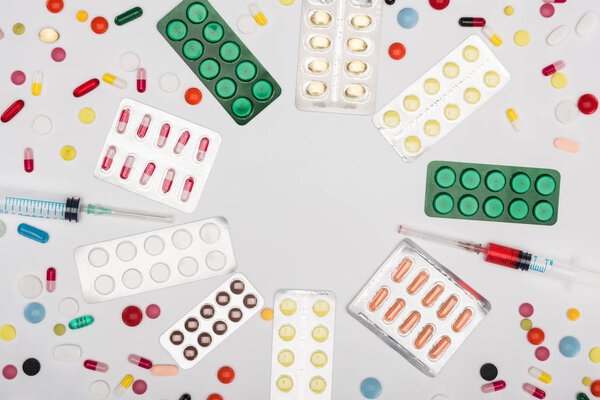 рамка из таблеток и шприцев
