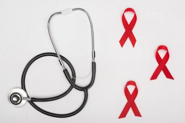 stetoskop ve kırmızı AIDS şeritleri