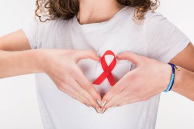 Kadın kırmızı AIDS kurdele ile