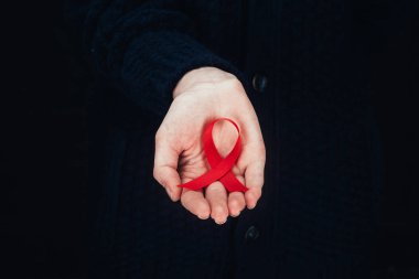 Kadın kırmızı AIDS kurdele ile