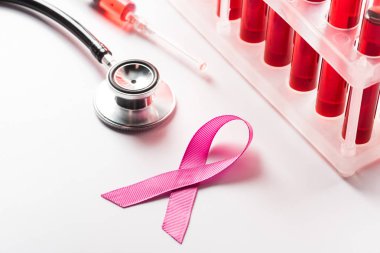 Göğüs kanseri farkındalığı kurdelesi