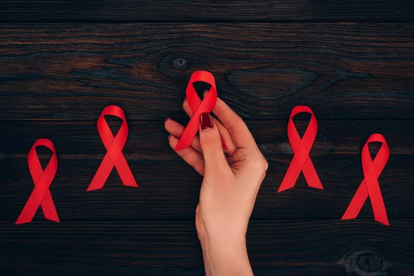 Kırmızı AIDS şeritler ile el — Ücretsiz Stok Fotoğraf