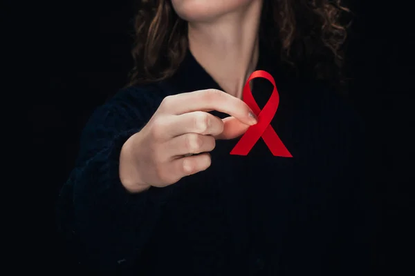 Mujer con cinta de sida roja — Foto de Stock